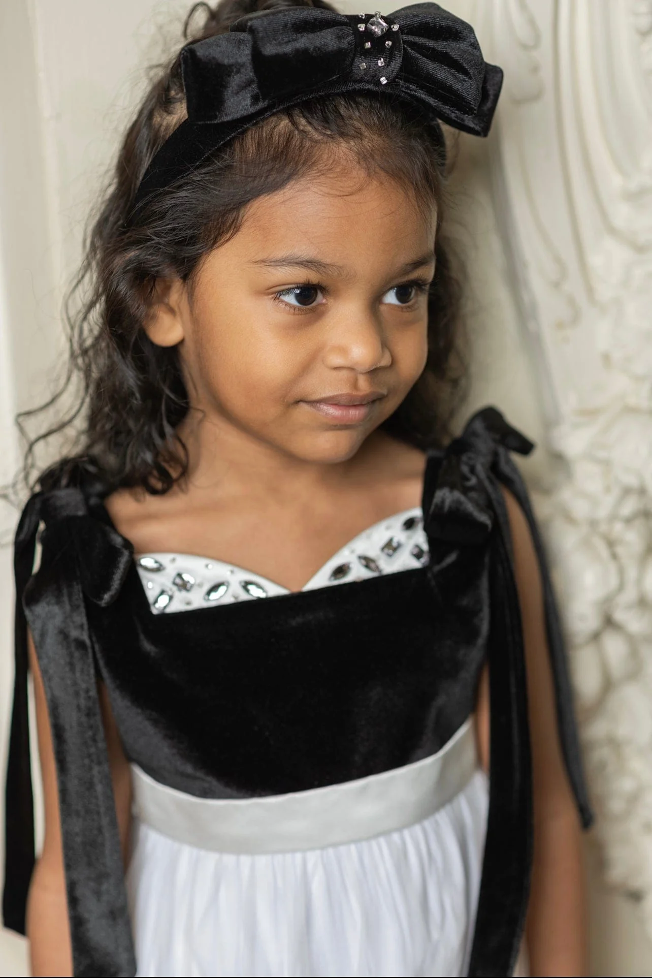 Audrey Black Velvet Headband - Image 4